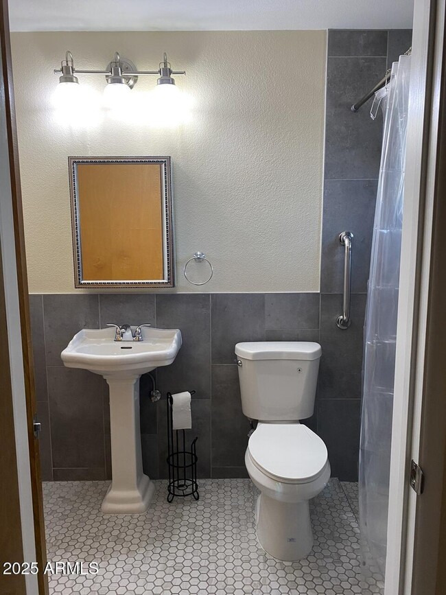 Building Photo - 264 N 54th St