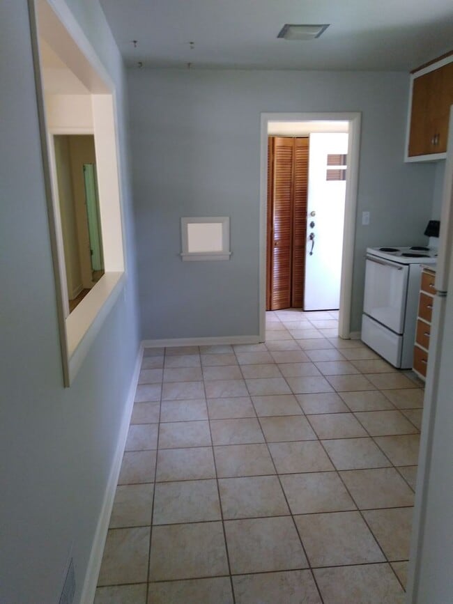 Building Photo - Charming Midvale Heights Ranch