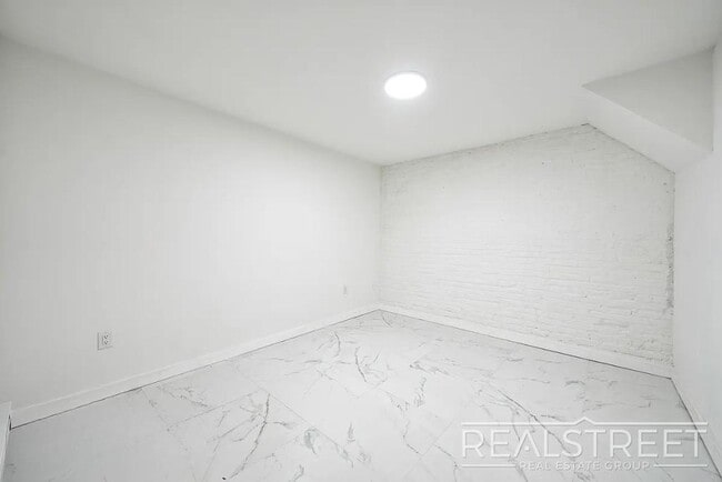 Building Photo - Massive 4BD/4BA Duplex with Office & Priva...