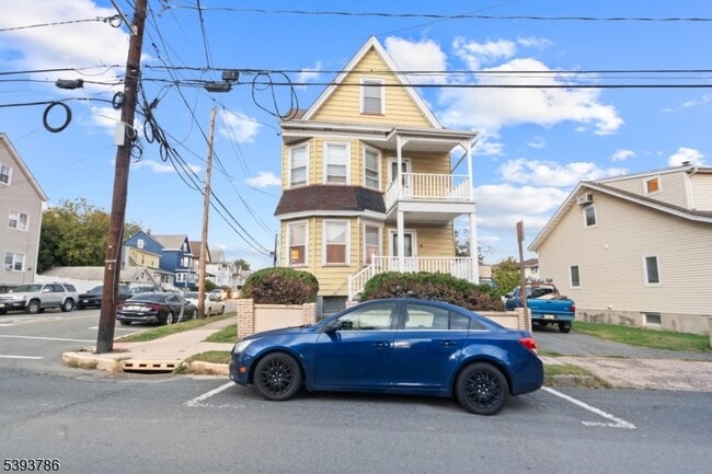 Building Photo - 76 Planten Ave