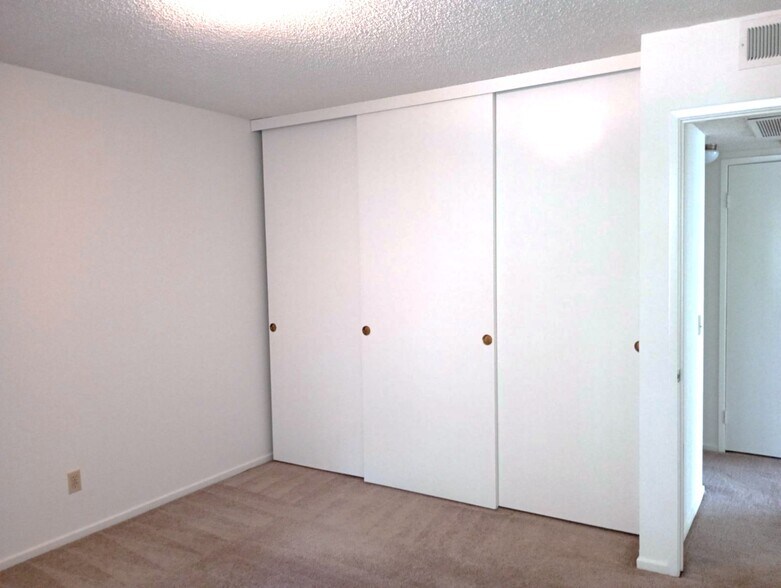 Building Photo - 6878 Navajo Rd