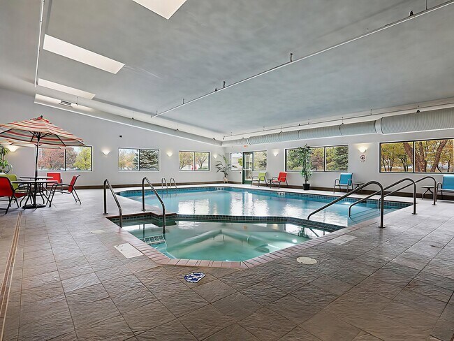 Building Photo - 400 N Richmond St