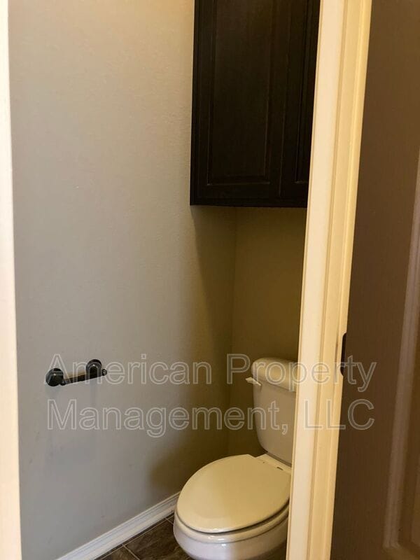 Building Photo - 15609 S Broadway St