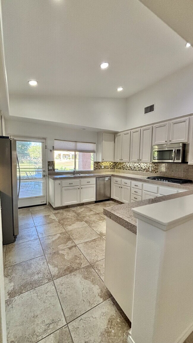 Building Photo - 3 Bedrooms and 2.5 Bathrooms Home on 7th Tee!