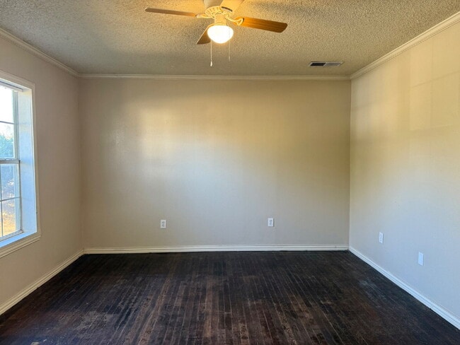 Building Photo - Sun-Filled 2 Bedroom close to Parks and Local Spots!
