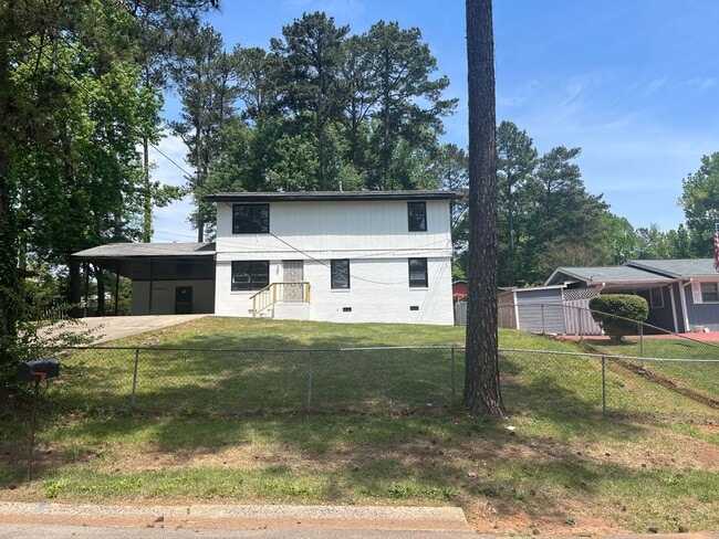 Primary Photo - Updated 6bd/3ba w/ Large Backyard in Forest Park!