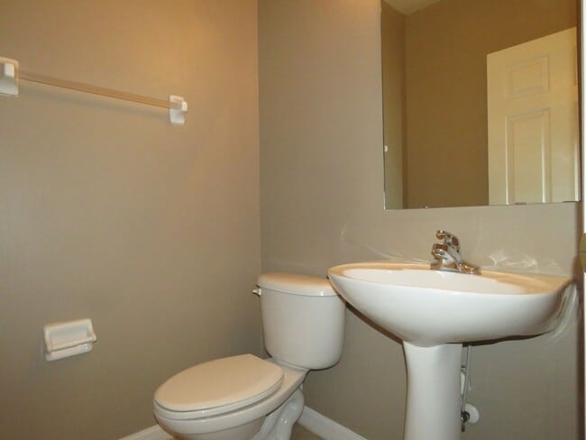 Building Photo - Townhouse 3Bed 2.5 bath Avail June 6th, 2025