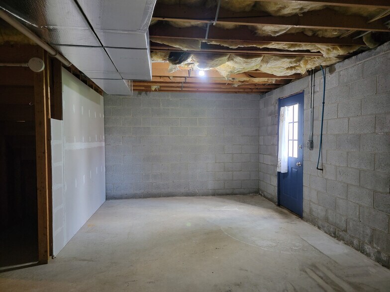 Building Photo - 49 Clover Ct