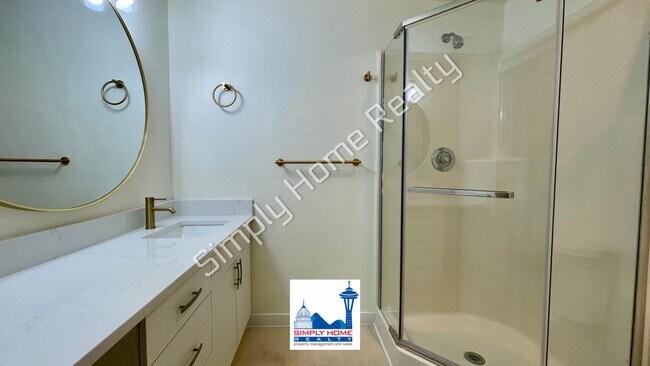 Building Photo - MOVE-IN READY LUXURY RENTAL - Beautifully Renovated 3 Bedroom, 2 Bathroom Duplex in Quiet Cul-de-...