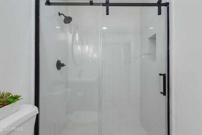 Building Photo - 2647 N Miller Rd