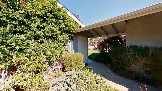 Building Photo - Beautiful Santa Clara home with fenced bac...