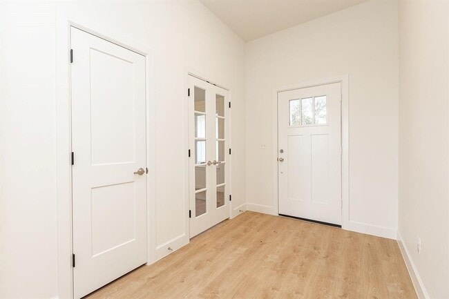 Building Photo - 127 Willow Grv Ln