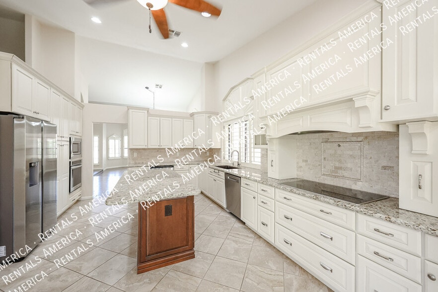 Building Photo - 1635 W Wisteria Dr