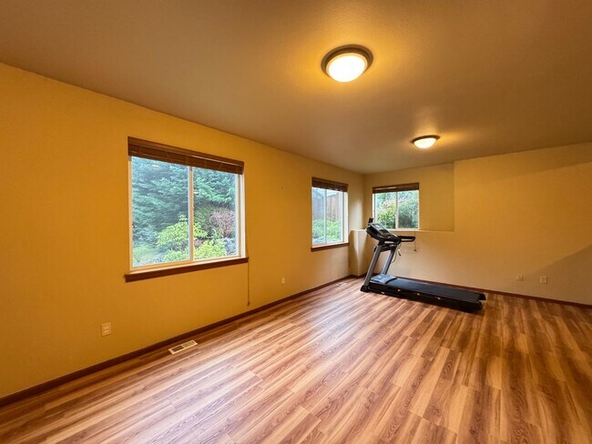 Building Photo - Spacious 4-Bedroom Home for Rent in Woodinville