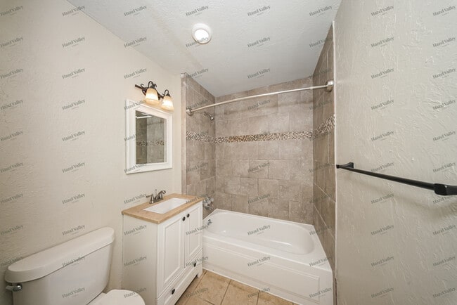 Building Photo - 709 N Dallas Ave