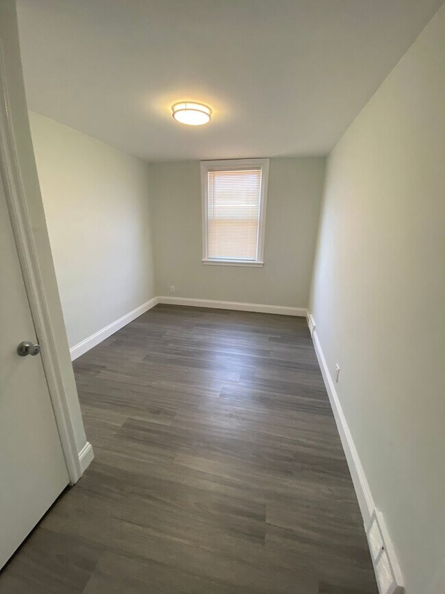 Building Photo - 3b1.5b Row House with Deck near Torresdale ave Available Now