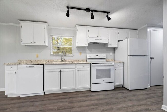Building Photo - 3 Bed 2 Bath Home Close to Fort Bragg