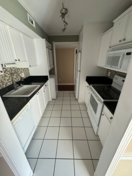 Building Photo - 1469 Bobolink Pl