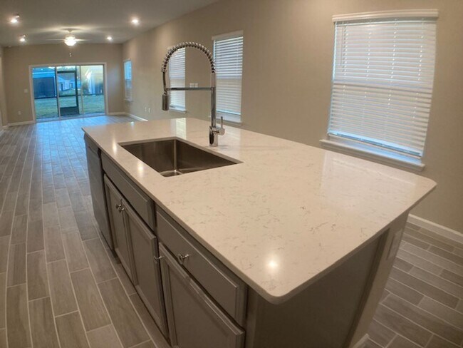 Building Photo - Stylish & Low-Maintenance Living in Oakleaf Community