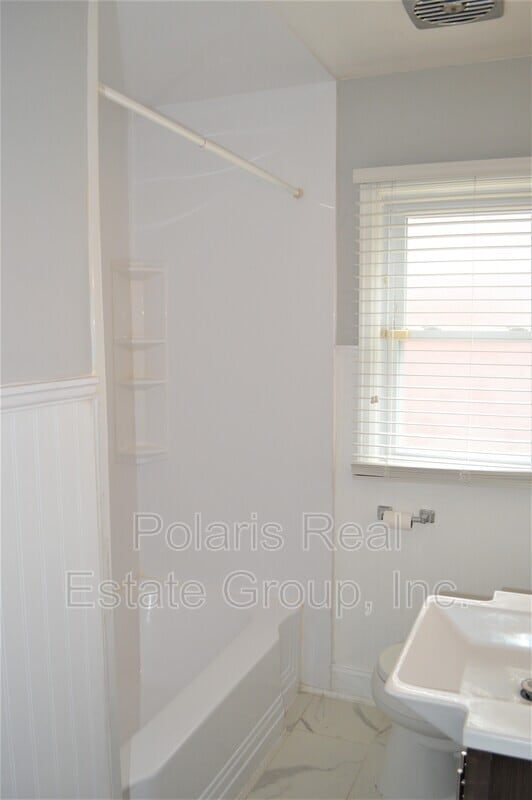 Building Photo - 6057 Rosslyn Ave