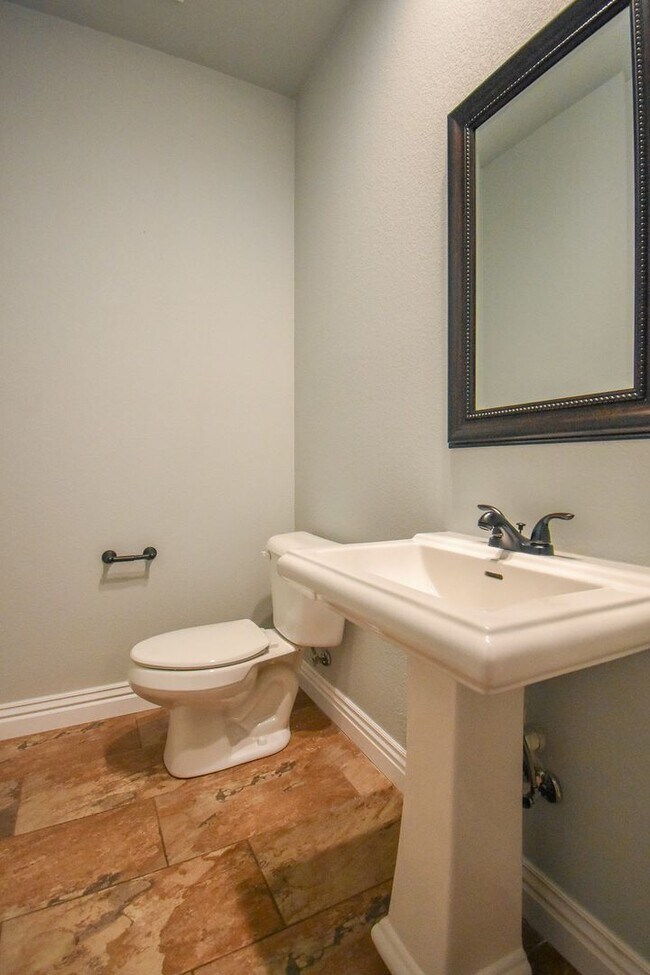 Building Photo - Stunning 4 bedroom, 2.5 bathroom home in Fayetteville!