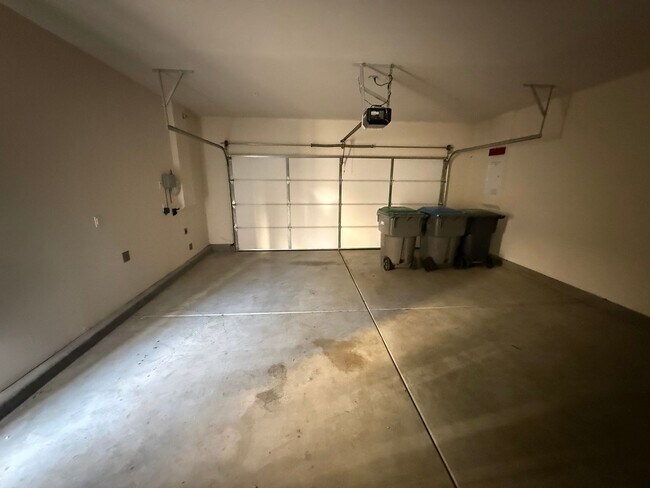 Building Photo - Beautiful Three Bedroom Two and a Half Bathroom Home in Murrieta!