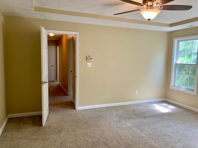 Building Photo - Lovely Tri-level Fayetteville Home