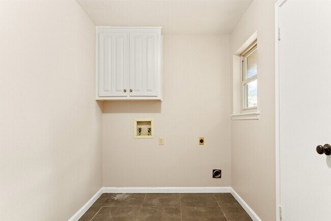 Building Photo - 611 Field St