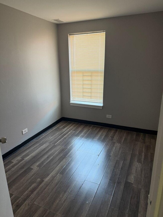Building Photo - 4 bedroom in Chicago IL 60612