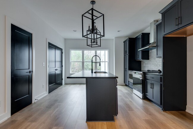 Building Photo - Welcome to Your Stylish Haven in Vibrant East Nashville!