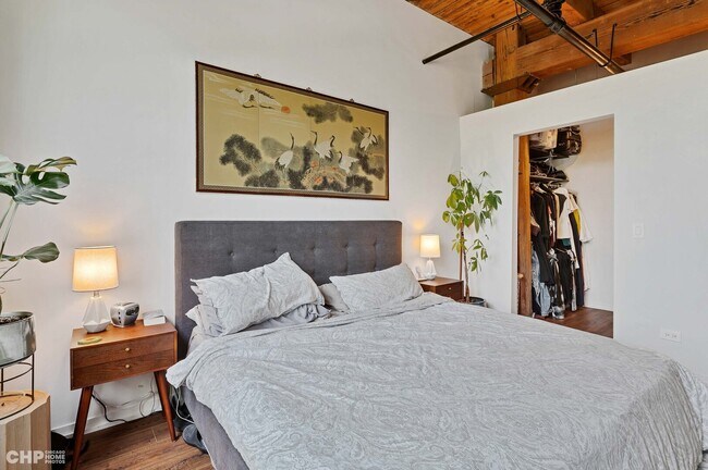 Building Photo - 1740 N Maplewood Ave