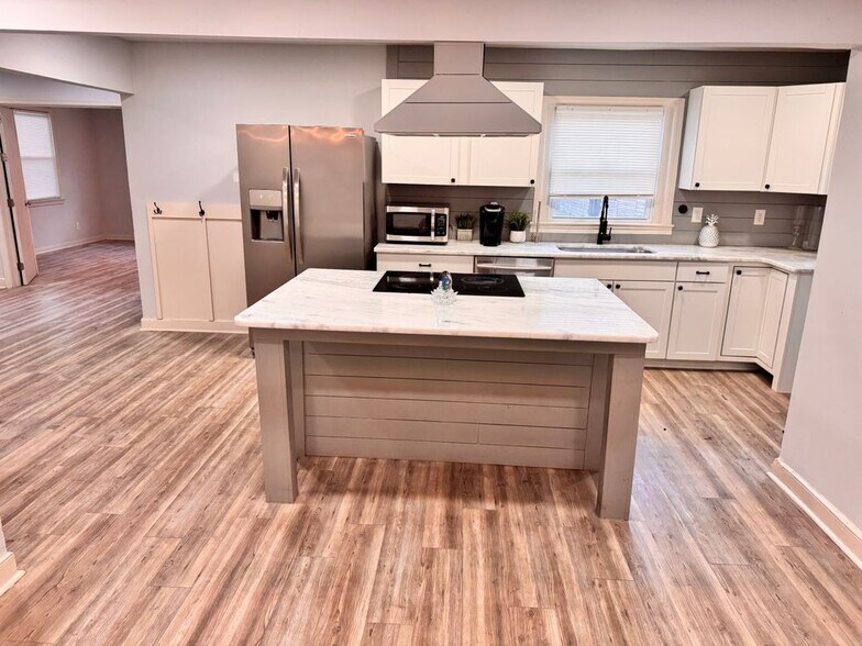 Primary Photo - 2680 Acadia St