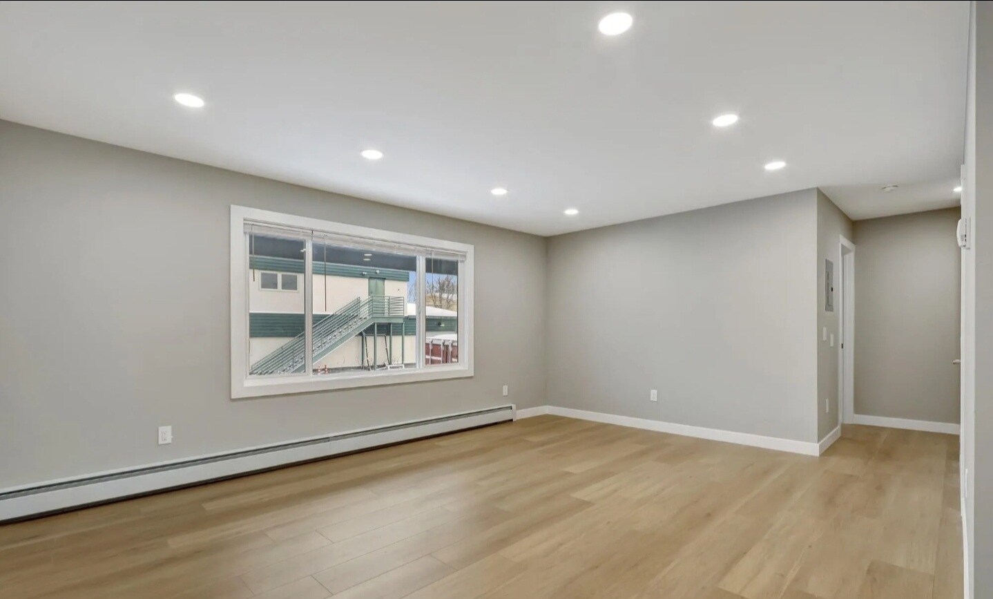 Building Photo - 818 E 10th Ave