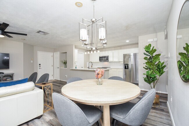 Building Photo - 8051 Bay Branch Dr