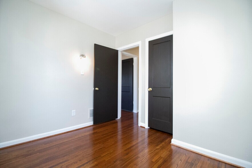 Building Photo - 4353 Lyman Ave