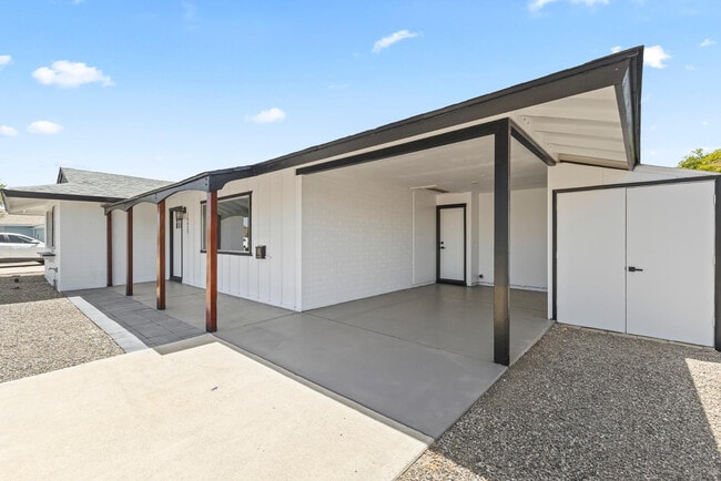 Building Photo - 10423 W Monterosa Dr