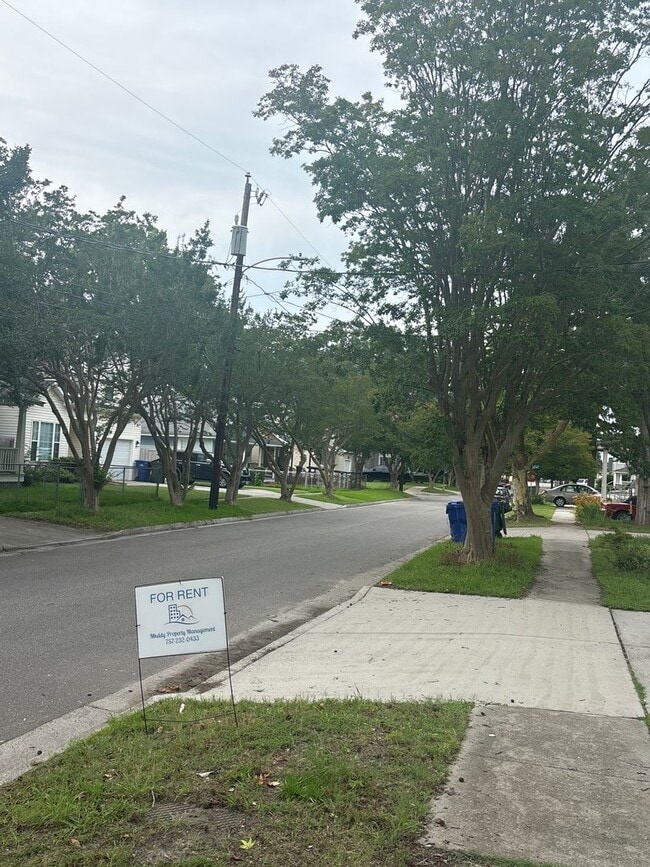 Building Photo - Spacious 4-Bedroom Home Near Base – No Tun...