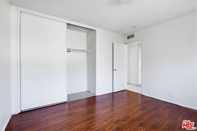 Building Photo - 515 N Alfred St