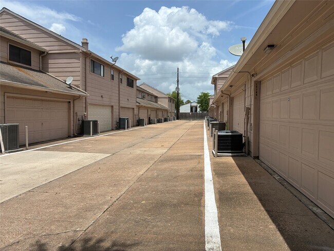 Building Photo - 13784 Hollowgreen Dr
