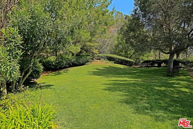Building Photo - 682 Palisades Dr