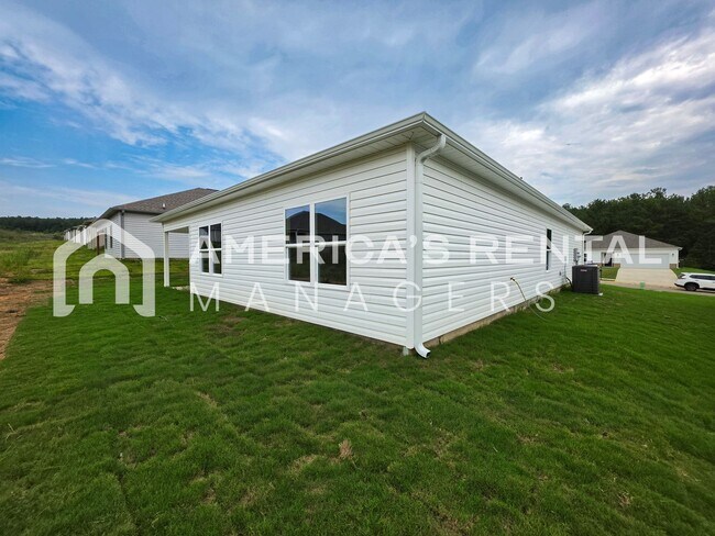 Building Photo - Space to Live, Style to Love!