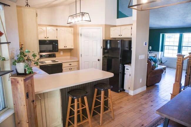 Primary Photo - $200 Off Monthly til November!! Spacious 4...