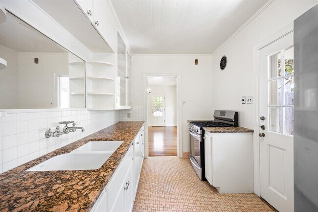 Building Photo - 610 Rathervue Pl