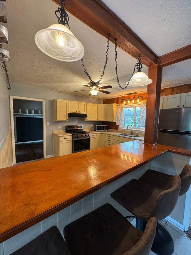 Building Photo - 4011 Longwood Dr