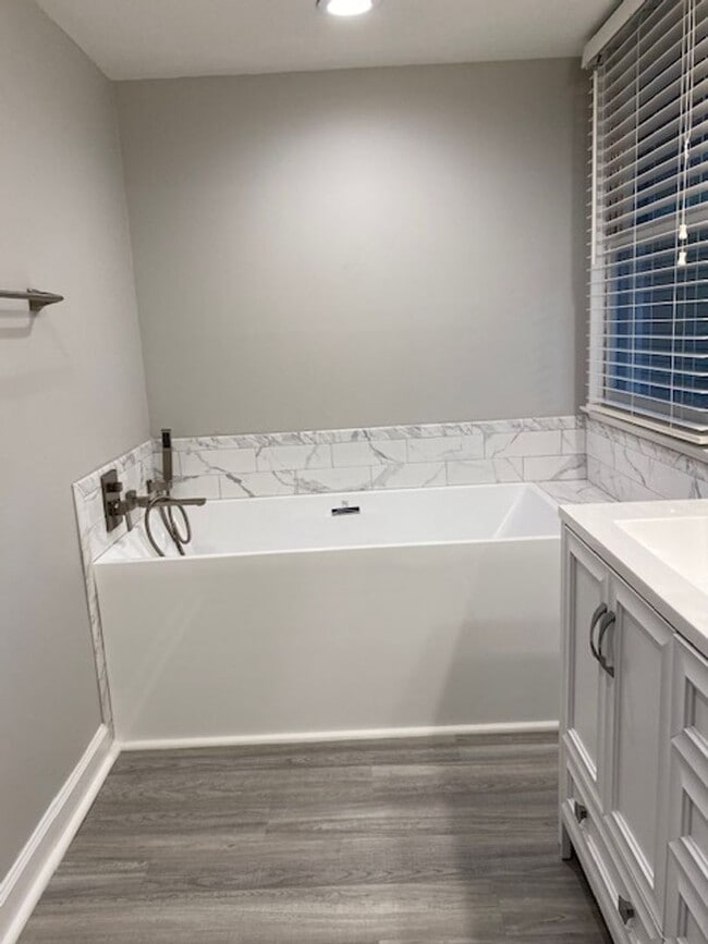 Building Photo - Popular Kirkwood Neighborhood!  3 bed, 2 bath, One Level Living!!