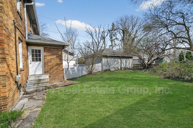 Building Photo - 715 E 60th St