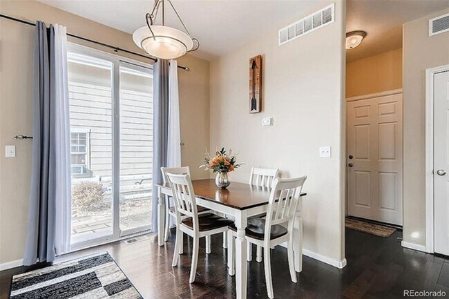 Building Photo - Stunning 3 bed 2.5 ba home for rent at Murphy Creek neighborhood Aurora CO 80018