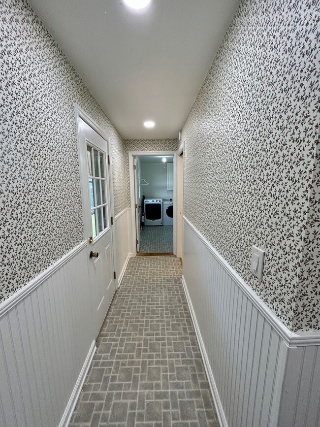Building Photo - Weaverville - Clean and Tidy! Home Office,...