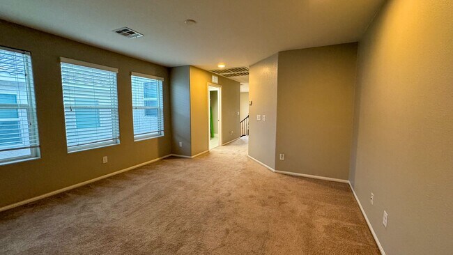 Building Photo - 4-bed, 2.5 bath, 2,498 sq ft home in Mount...