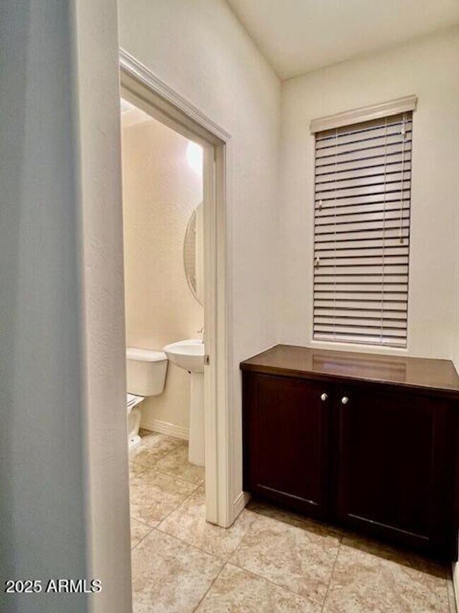 Building Photo - Gorgeous 4 bed 3.5 bath with Pool/Spa and ...
